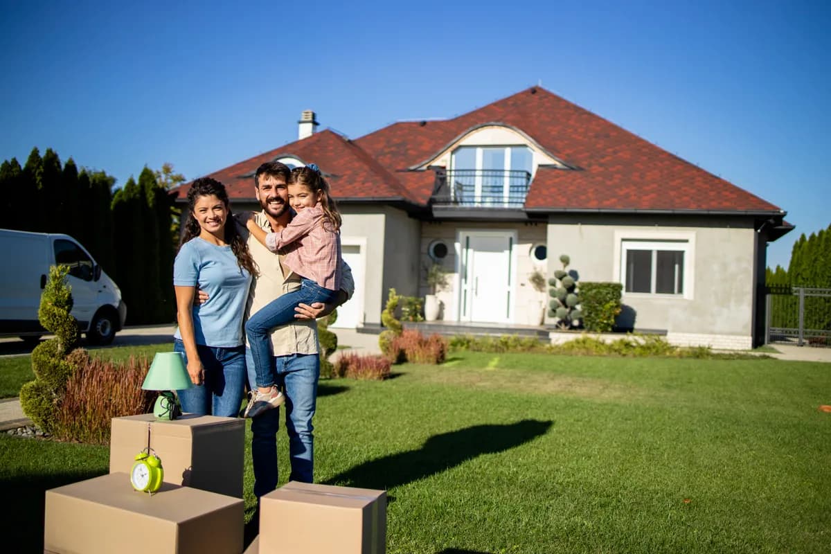 Família em frente à casa nova, protegida pelo Seguro Residencial Spadina
